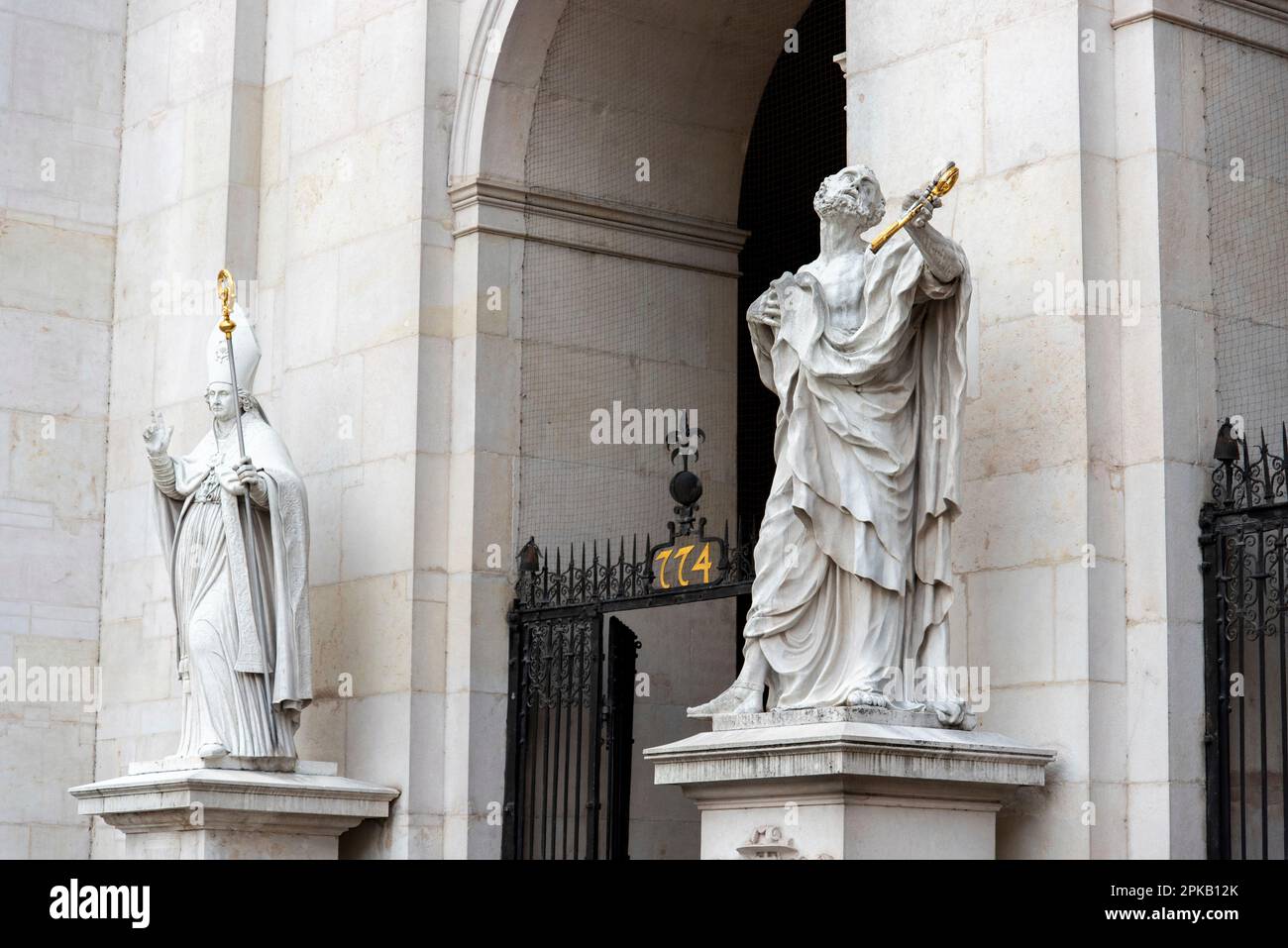 Sculpture en marbre des Saints à l'entrée principale de la cathédrale de Salzbourg, Autriche Banque D'Images Sculpture en marbre des Saints à l'entrée principale de la cathédrale de Salzbourg, Autriche Banque D'Images