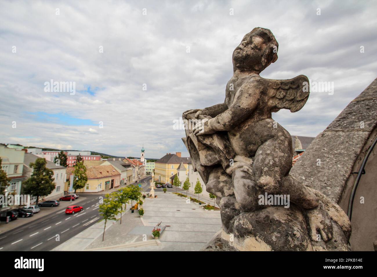 Sculpture sur le toit de l'église de montagne baroque emblématique d'Eisenstadt, Autriche Banque D'Images