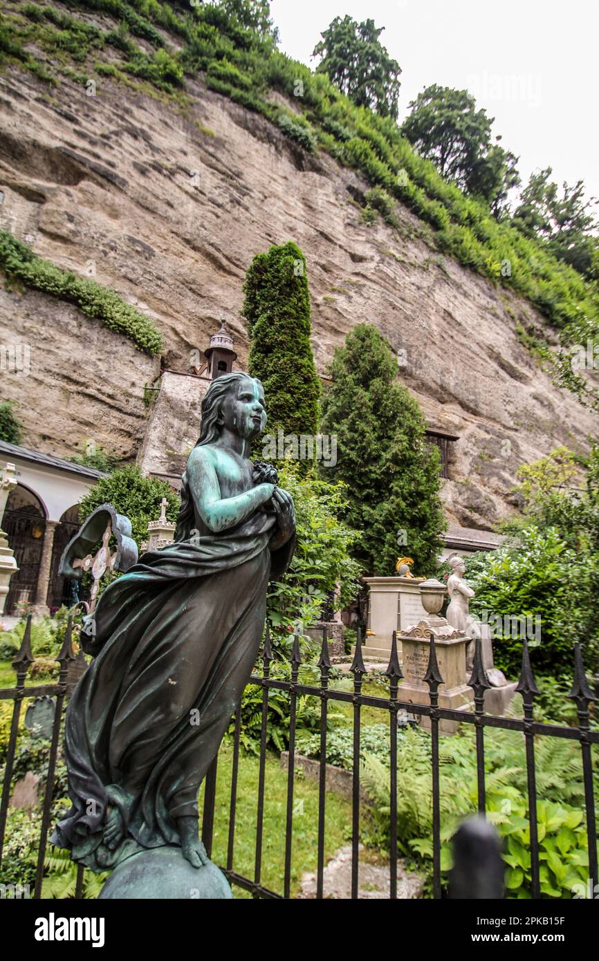 Belle sculpture d'une fille à la tombe d'un cimetière à Salzbourg, Autriche Banque D'Images