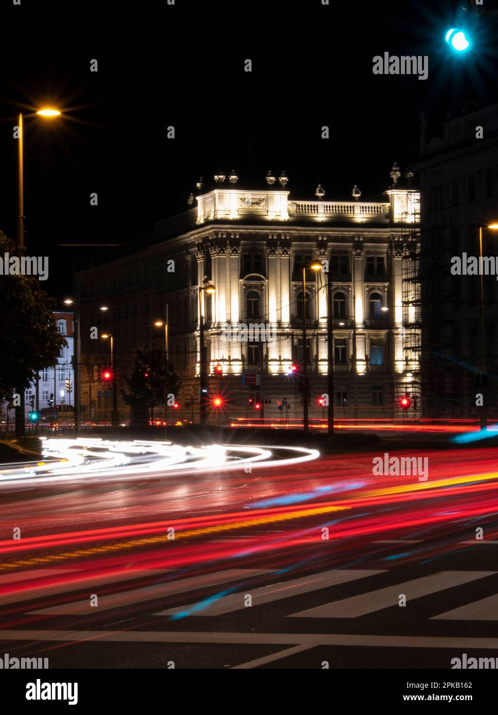 Palais classique magnifiquement éclairé dans le centre de Vienne, Autriche Banque D'Images