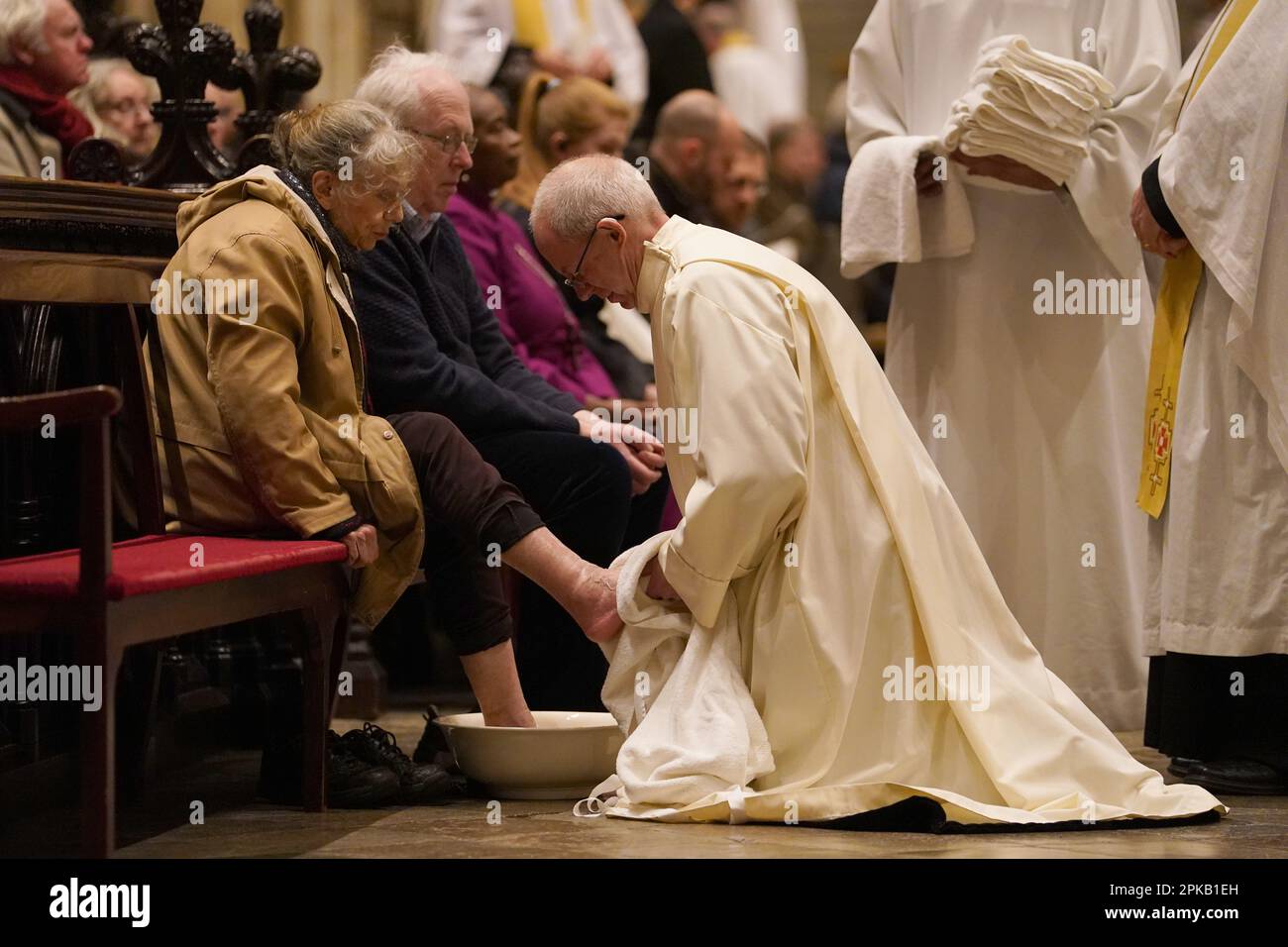 L'archevêque de Canterbury Justin Welby exécute la cérémonie de lavage des pieds pendant l'Eucharistie du Sung, la liturgie de Maundy service du jeudi à la cathédrale de Canterbury, dans le Kent. Date de la photo: Jeudi 6 avril 2023. Banque D'Images