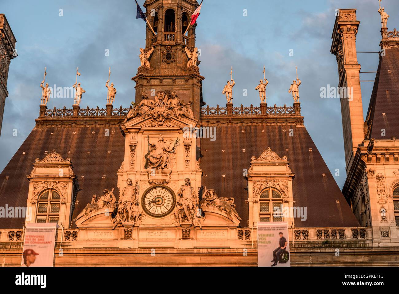 Toit orné de l'hôtel de ville parisien, France Banque D'Images