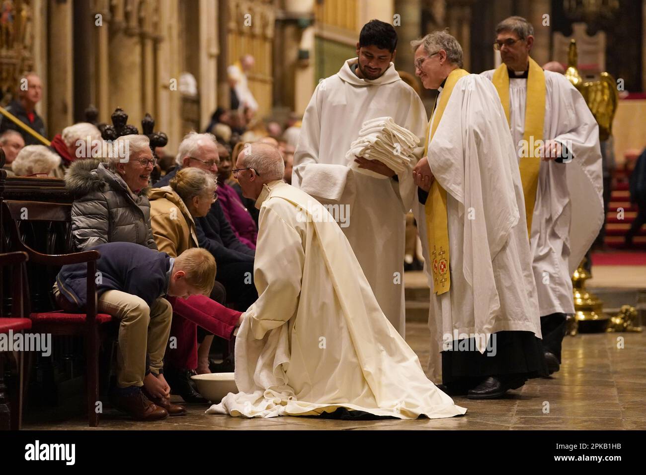 L'archevêque de Canterbury Justin Welby exécute la cérémonie de lavage des pieds pendant l'Eucharistie du Sung, la liturgie de Maundy service du jeudi à la cathédrale de Canterbury, dans le Kent. Date de la photo: Jeudi 6 avril 2023. Banque D'Images