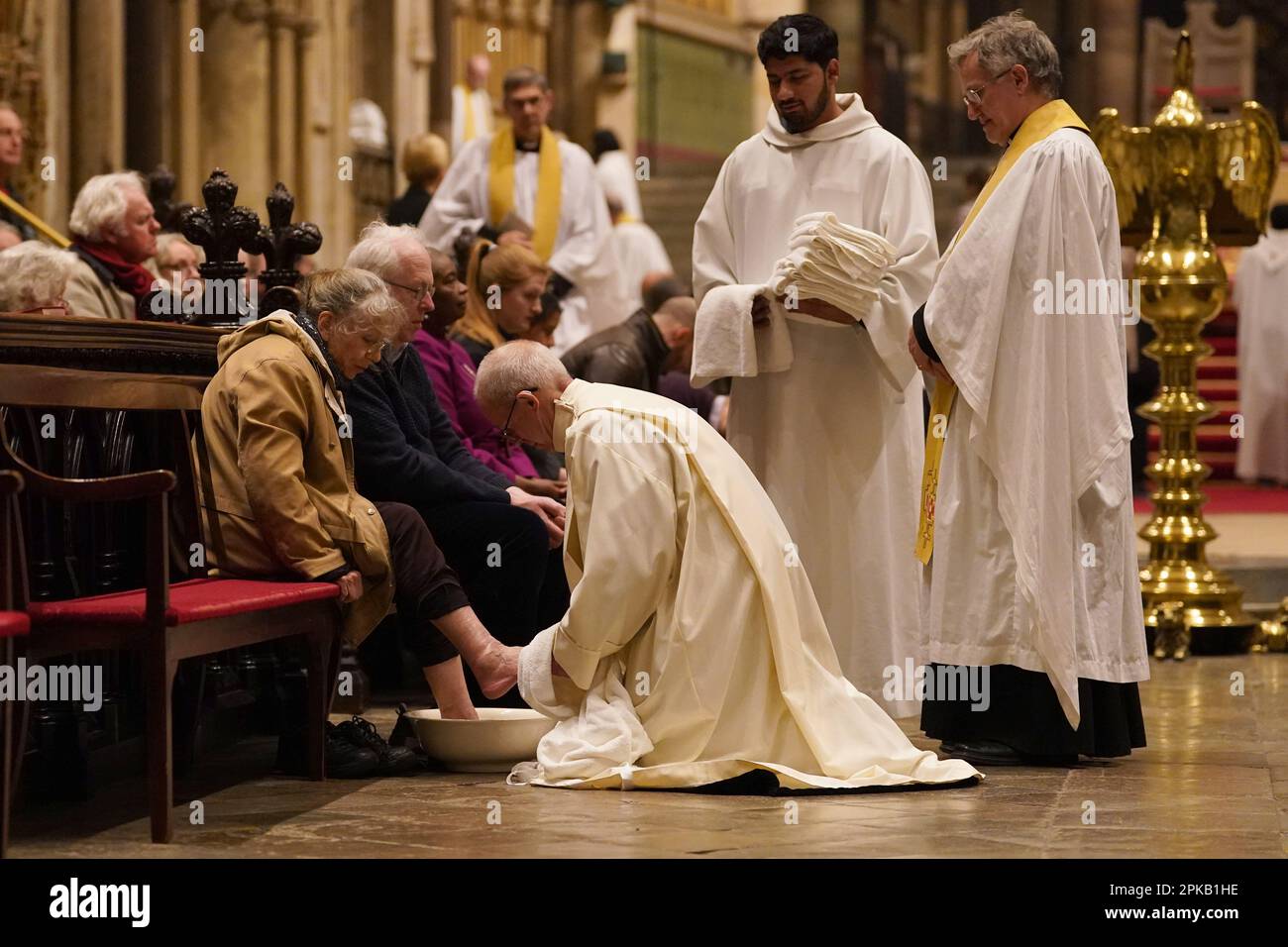 L'archevêque de Canterbury Justin Welby exécute la cérémonie de lavage des pieds pendant l'Eucharistie du Sung, la liturgie de Maundy service du jeudi à la cathédrale de Canterbury, dans le Kent. Date de la photo: Jeudi 6 avril 2023. Banque D'Images