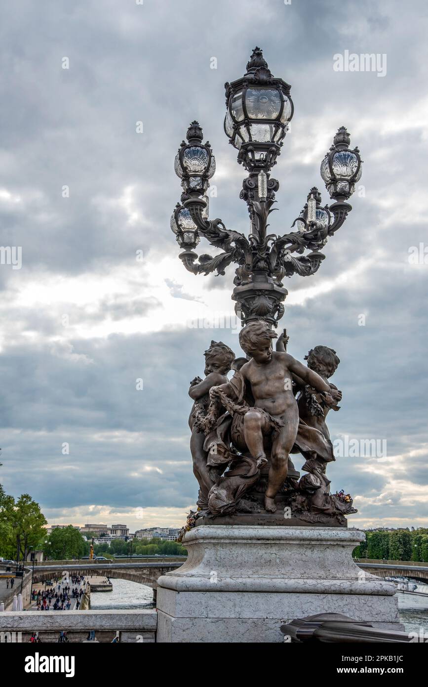 Street Light avec trois Cherub sur le pont Alexandre III, Paris, France Banque D'Images