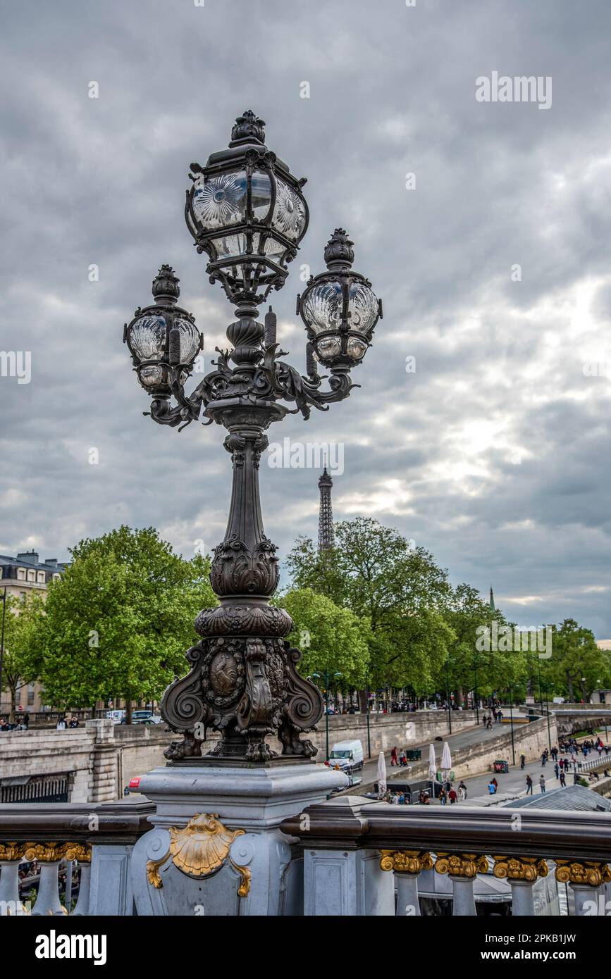 Feu de rue classique sur le pont Alexandre III, Paris, France Banque D'Images