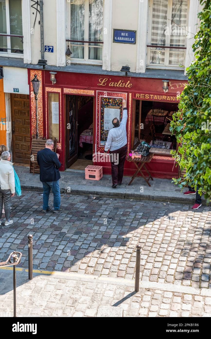La façade d'un café pittoresque de Montmartre étant peinte, Paris Banque D'Images