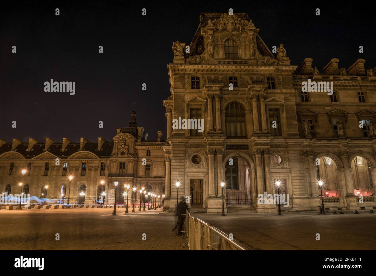 Le célèbre Palais du Louvre de Paris la nuit, France Banque D'Images