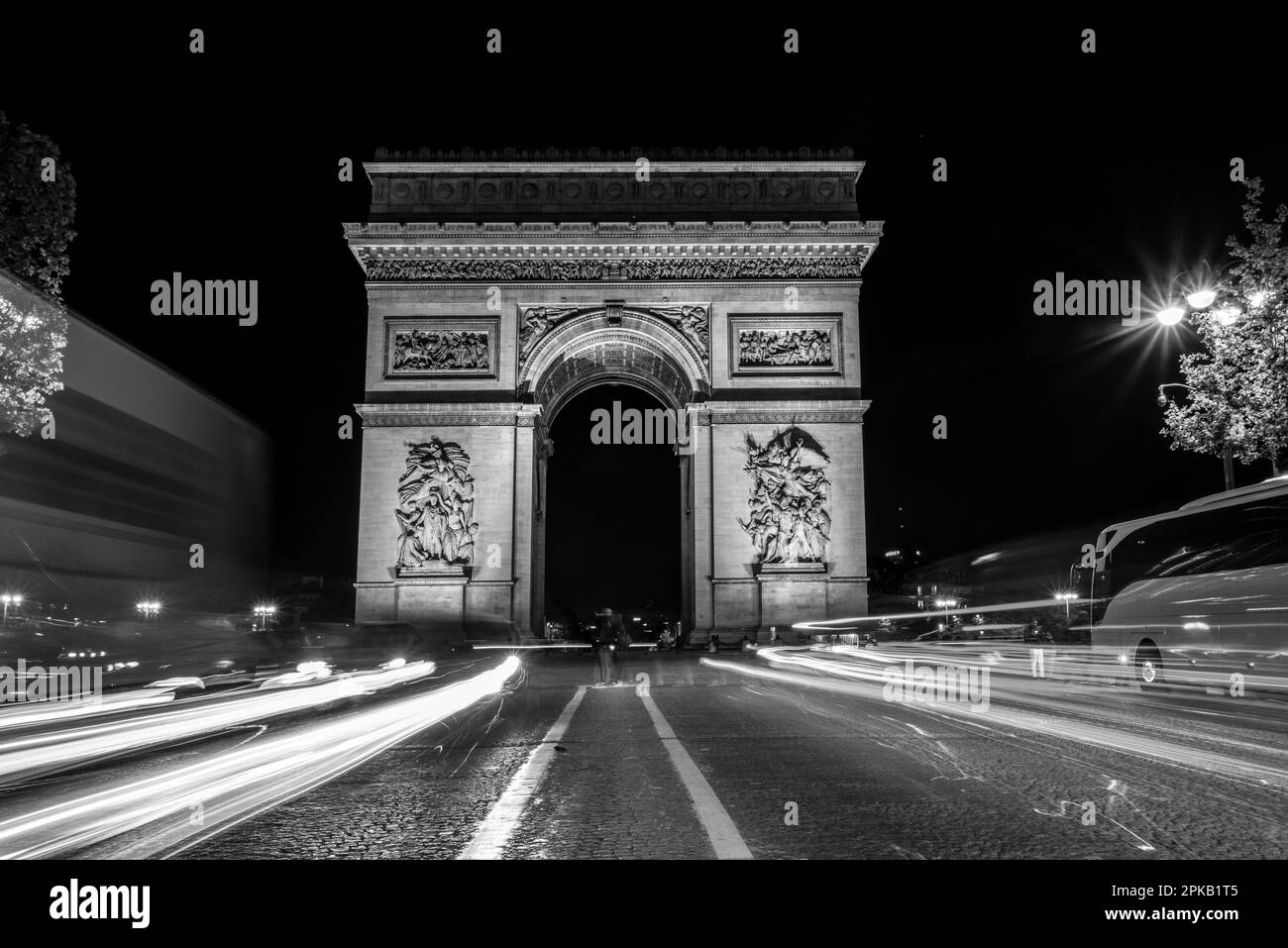 Trafic nocturne sur les champs-Elysées, Arc de Triomphe en arrière-plan, Paris, France Banque D'Images