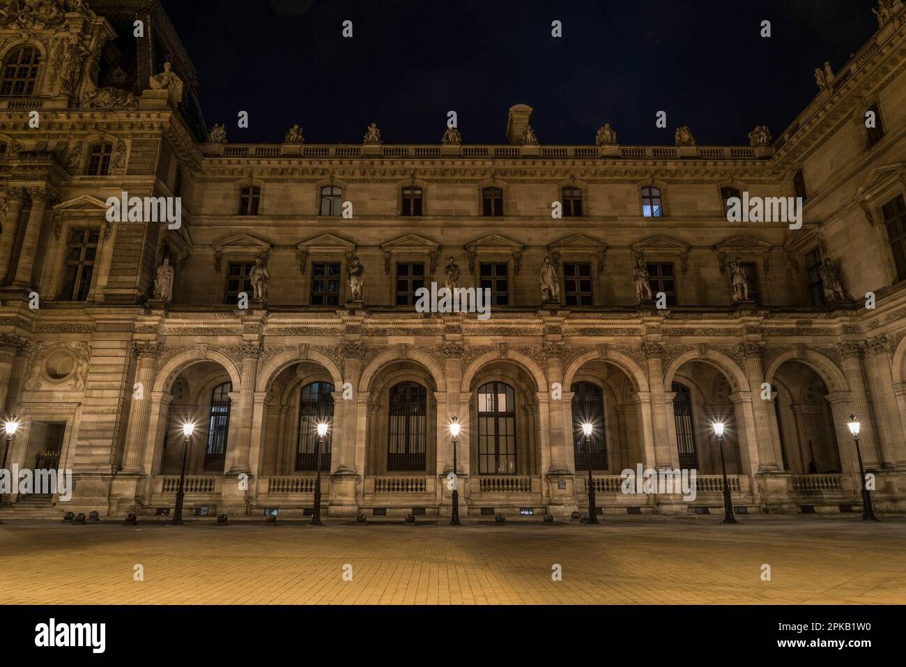 Belle façade du Palais du Louvre à Paris la nuit, Etats-Unis Banque D'Images