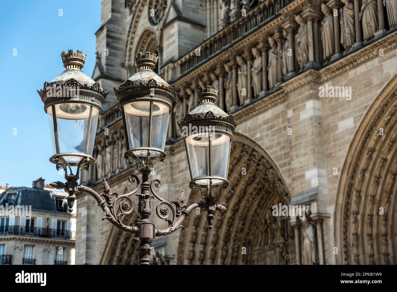Lumière de rue antique en face de la cathédrale notre-Dame de Paris, France Banque D'Images