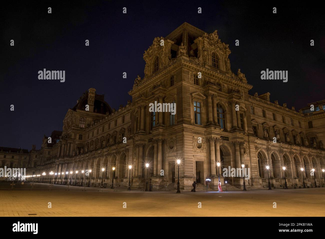 Belle façade du Palais du Louvre à Paris la nuit, Etats-Unis Banque D'Images