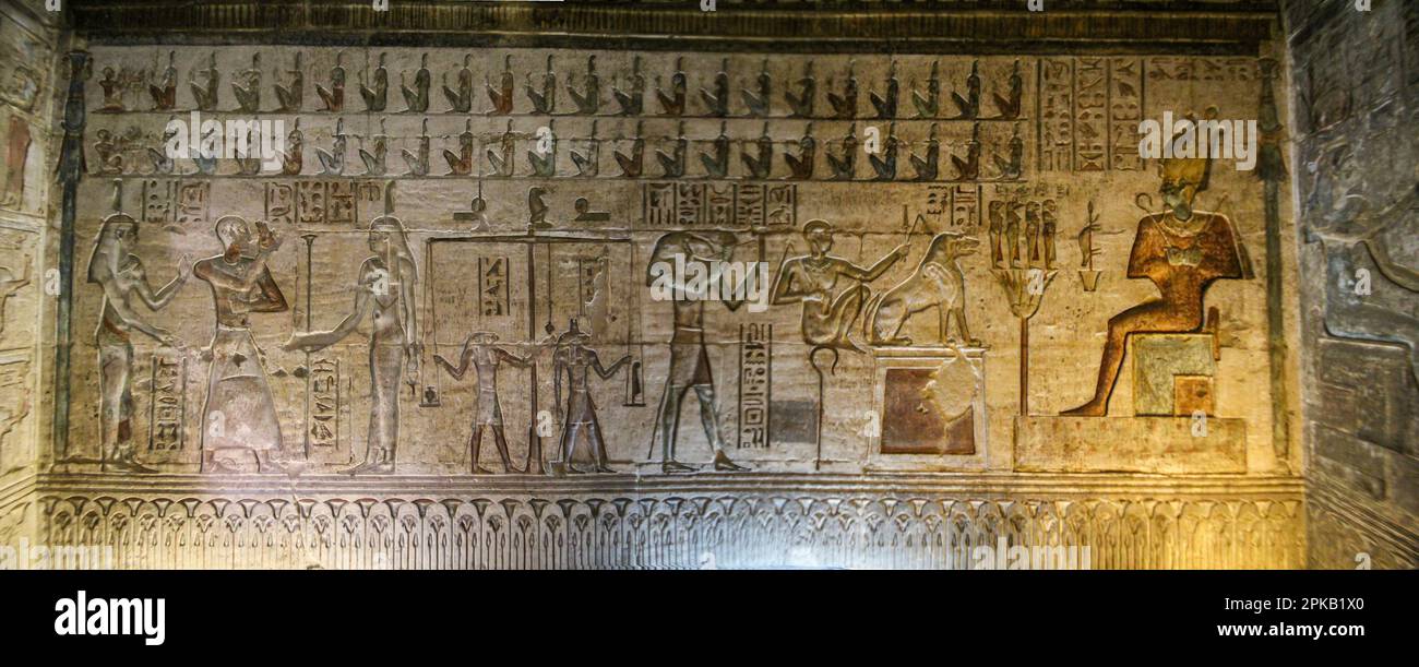 Peintures de relief colorées dans les tombes anciennes, Dier el Medina, Egypte Banque D'Images