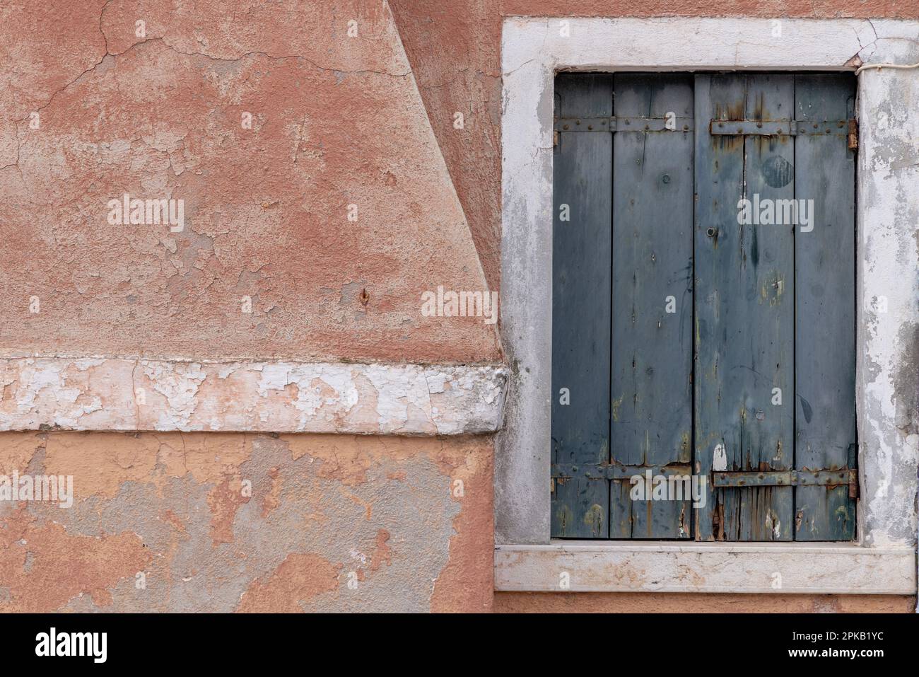 Volets de l'île de Burano. Volets colorés sur l'île de Murano près de Venise. Arrière-plans et architecture. Style italien et charme. Banque D'Images