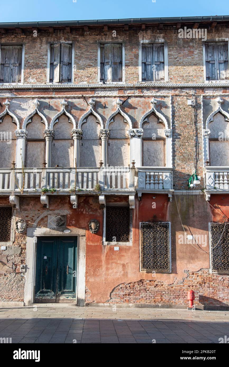 Façade d'un ancien palais abandonné à Venise, Italie Banque D'Images