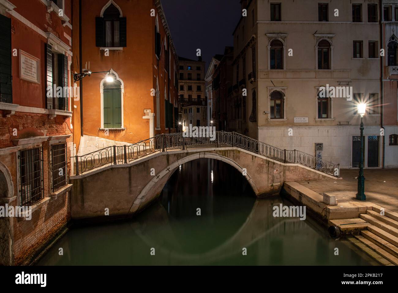Petite place à Cannaregio la nuit, Venise, Italie Banque D'Images