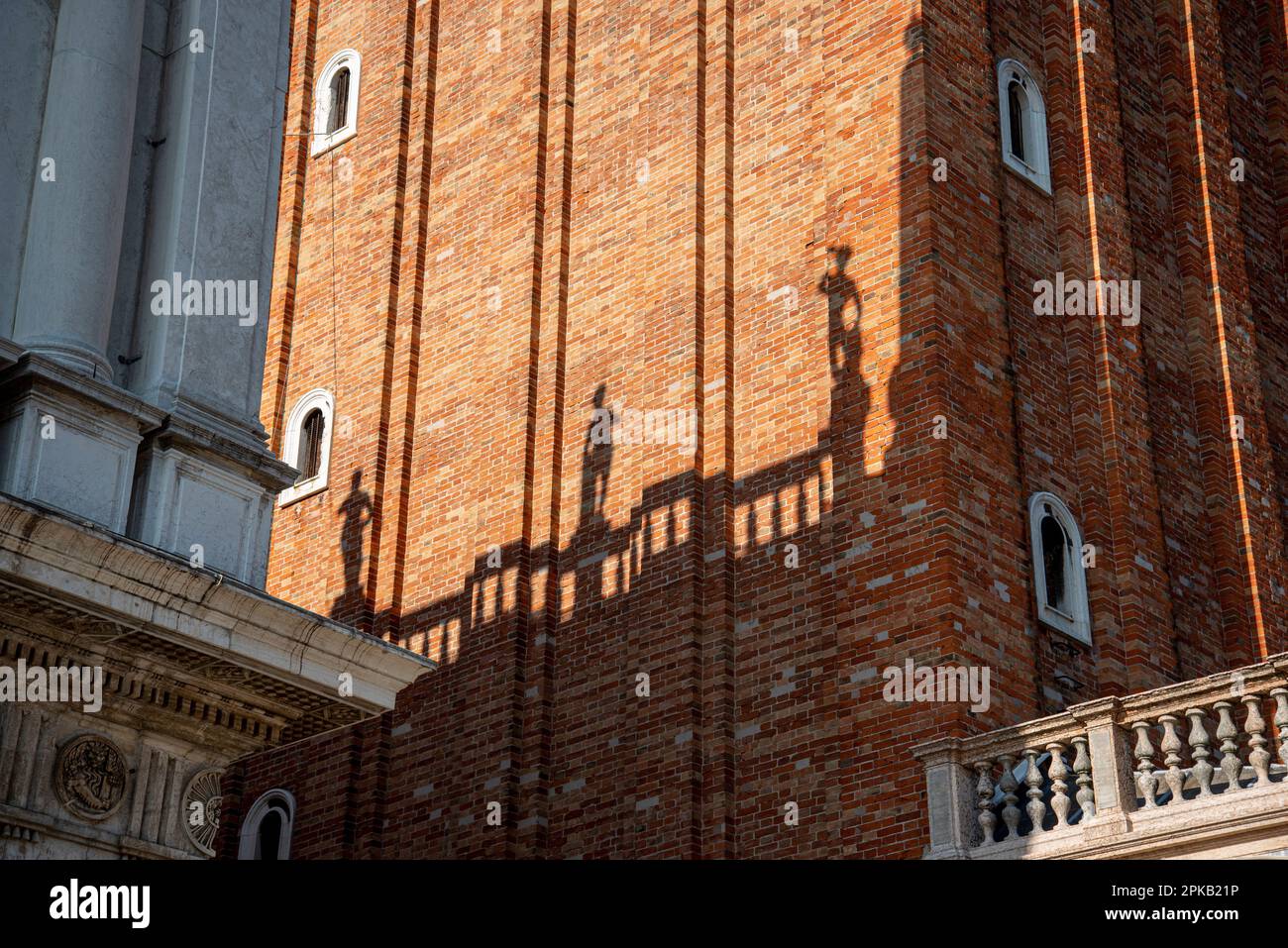 Ombre du toit sculptures d'un palais à Canpanile de la place Saint-Marc, Venise, Italie Banque D'Images