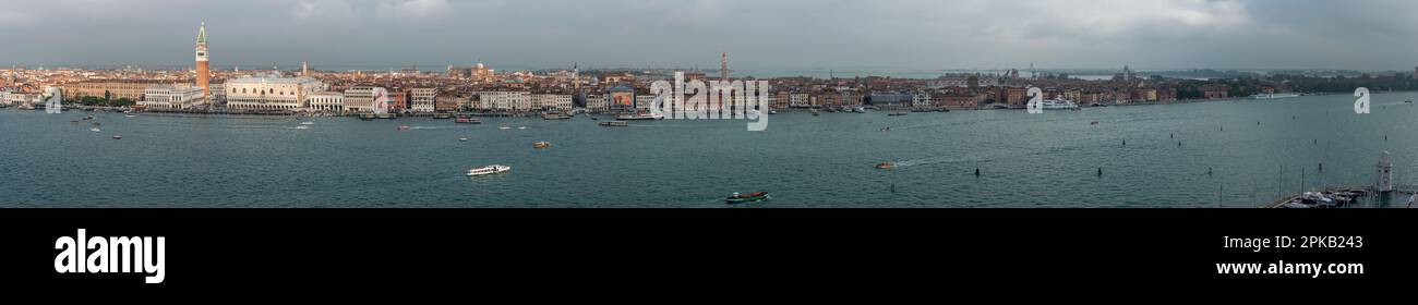Vue panoramique sur le quartier de Giudecca et la Vénétie à Venise par temps nuageux, vue depuis le Campanile de San Giorgio, Italie Banque D'Images