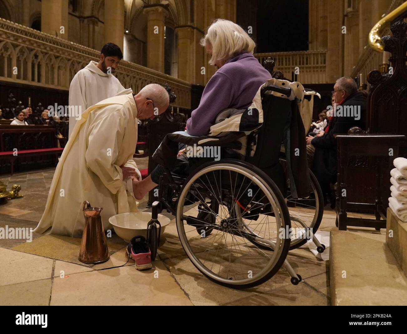 L'archevêque de Canterbury Justin Welby exécute la cérémonie de lavage des pieds pendant l'Eucharistie du Sung, la liturgie de Maundy service du jeudi à la cathédrale de Canterbury, dans le Kent. Date de la photo: Jeudi 6 avril 2023. Banque D'Images
