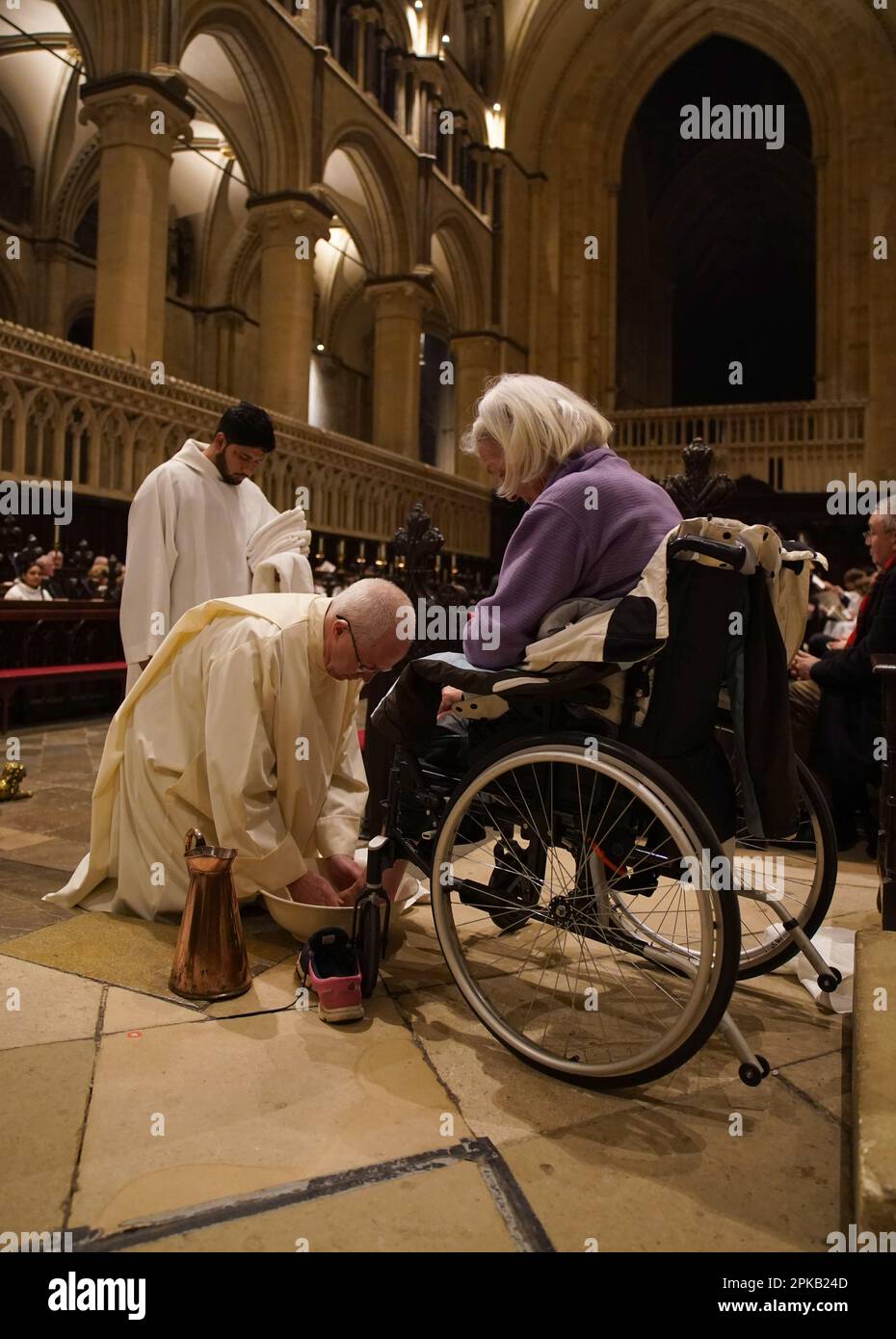 L'archevêque de Canterbury Justin Welby exécute la cérémonie de lavage des pieds pendant l'Eucharistie du Sung, la liturgie de Maundy service du jeudi à la cathédrale de Canterbury, dans le Kent. Date de la photo: Jeudi 6 avril 2023. Banque D'Images