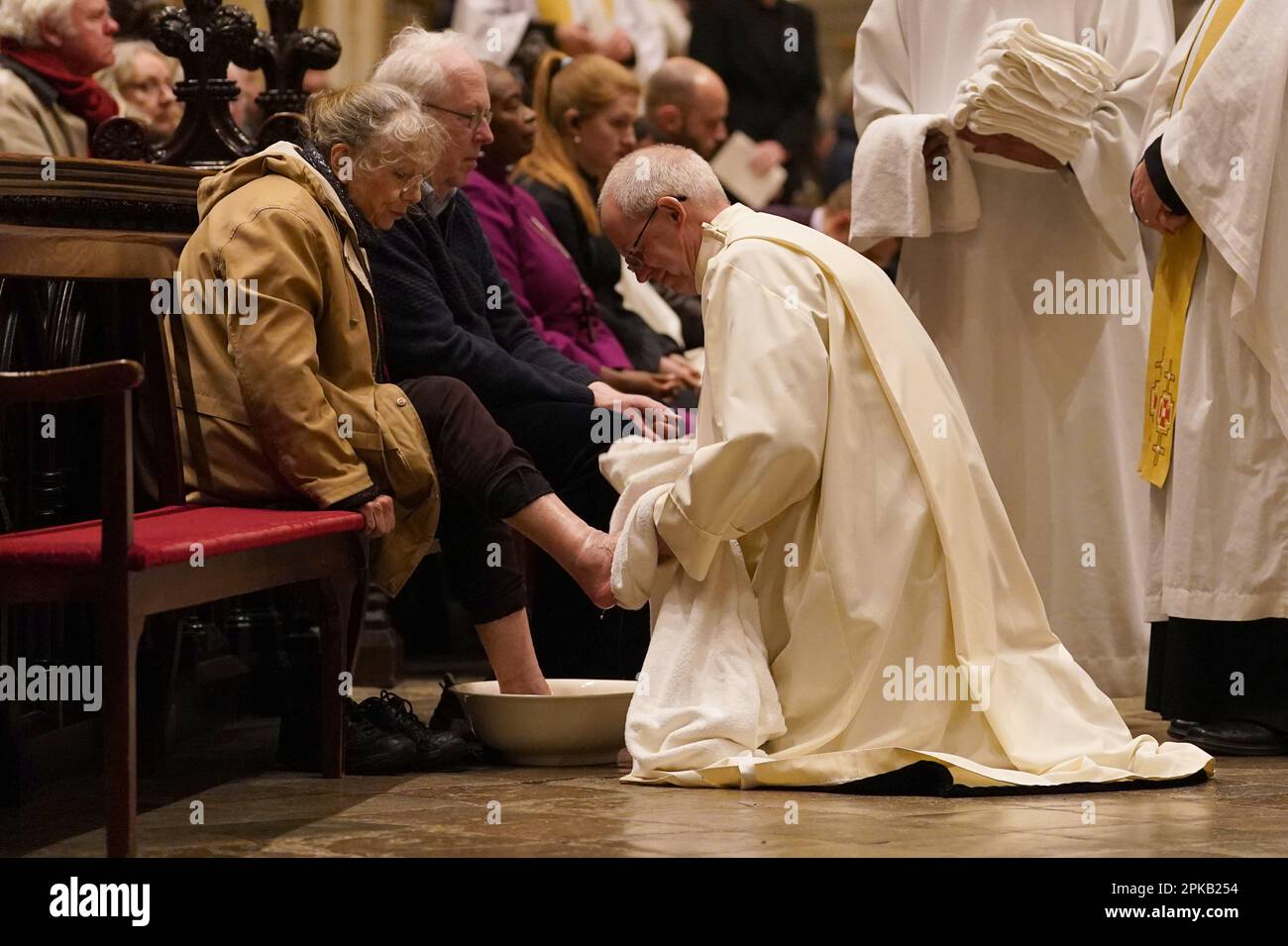 L'archevêque de Canterbury Justin Welby exécute la cérémonie de lavage des pieds pendant l'Eucharistie du Sung, la liturgie de Maundy service du jeudi à la cathédrale de Canterbury, dans le Kent. Date de la photo: Jeudi 6 avril 2023. Banque D'Images