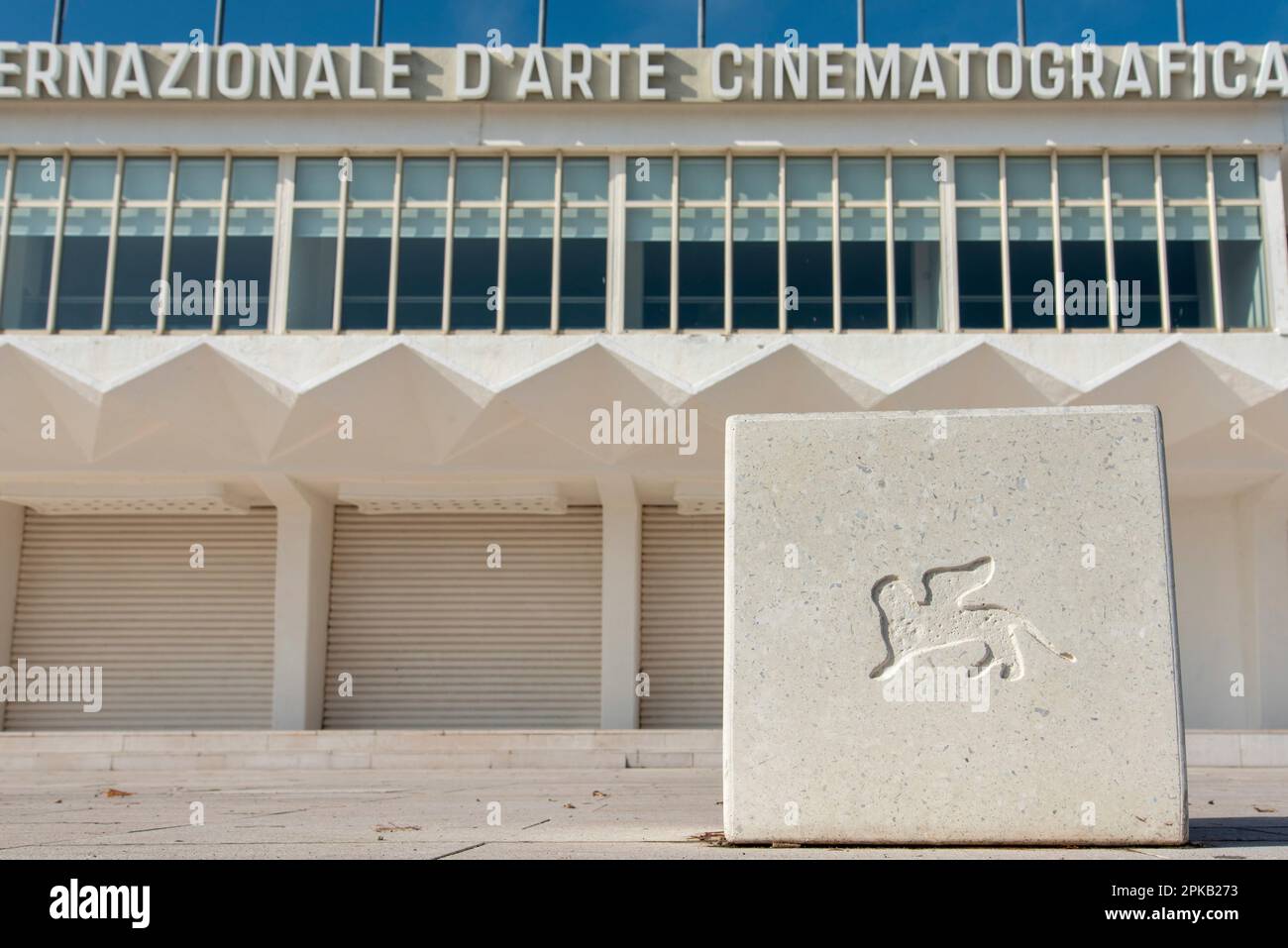 Cinéma fermé du Festival du film de la Biennale, île du Lido à Venise, Italie Banque D'Images