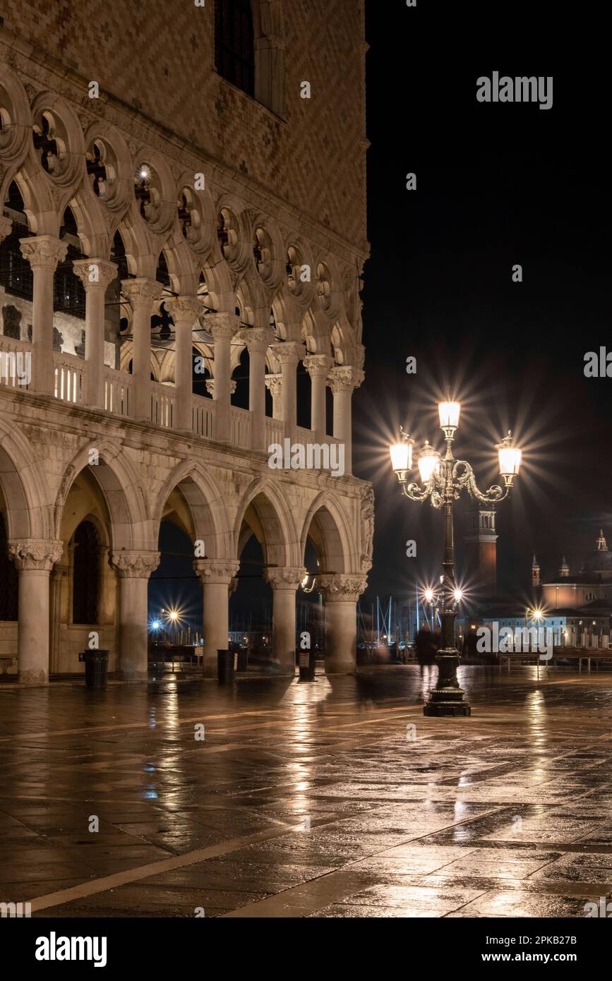 Palais des Doges illuminé la nuit, Venise, Italie Banque D'Images