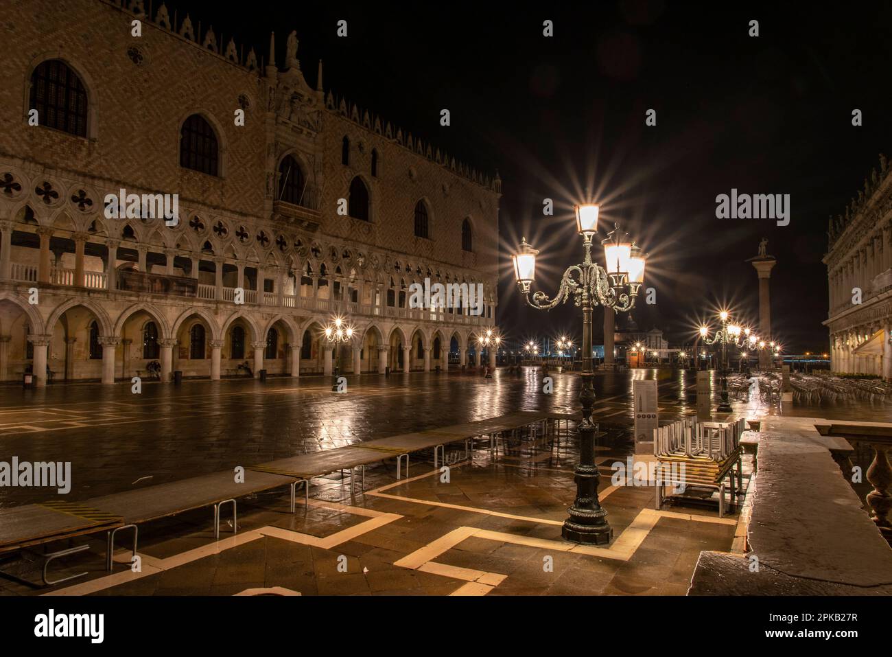 Palais des Doges illuminé la nuit, Venise, Italie Banque D'Images