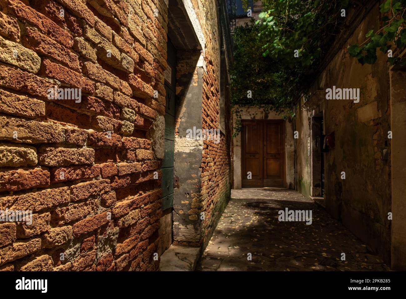 Vieux Brickwall dans une allée étroite dans le district de Cannaregio, Venise, Italie Banque D'Images