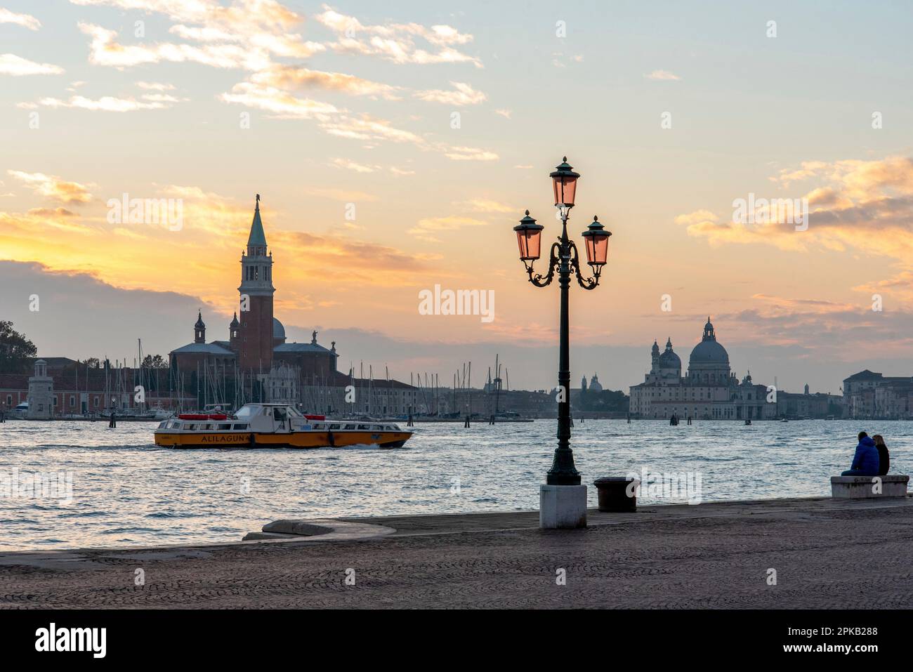 Coucher de soleil à Venise, vue du quartier Castello, Italie Banque D'Images