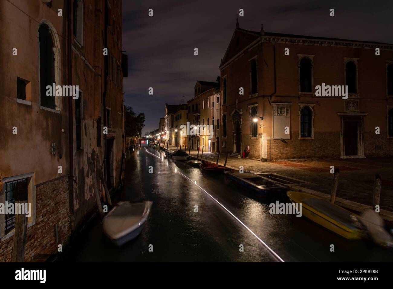 Canal paisible dans le quartier de Cannaregio la nuit, Venise, Italie Banque D'Images