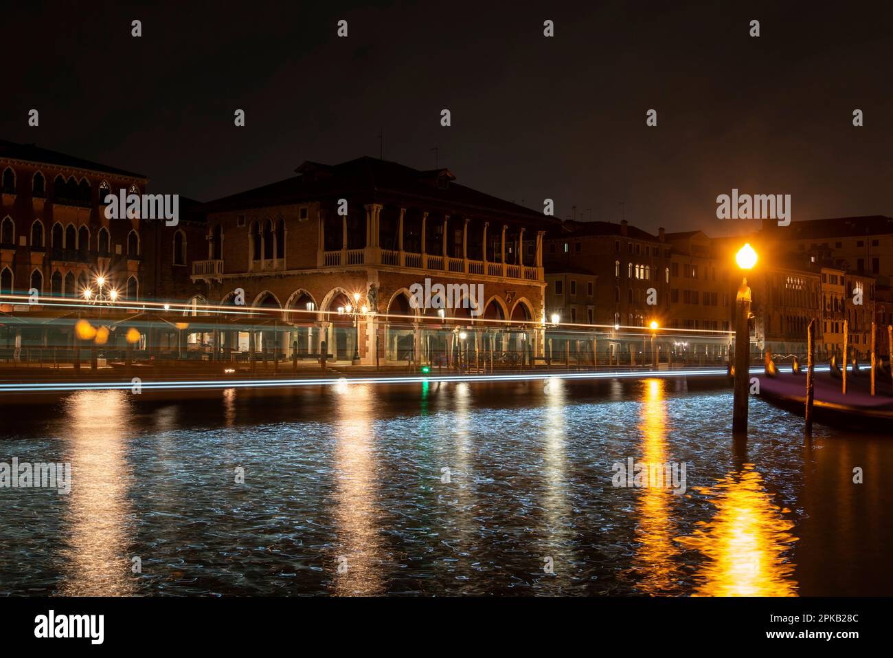 Le marché du Rialto à Venise la nuit, en Italie Banque D'Images