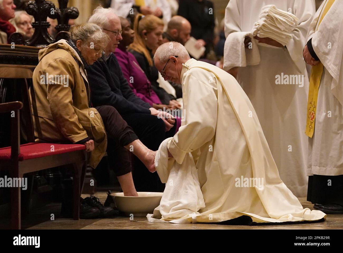L'archevêque de Canterbury Justin Welby exécute la cérémonie de lavage des pieds pendant l'Eucharistie du Sung, la liturgie de Maundy service du jeudi à la cathédrale de Canterbury, dans le Kent. Date de la photo: Jeudi 6 avril 2023. Banque D'Images