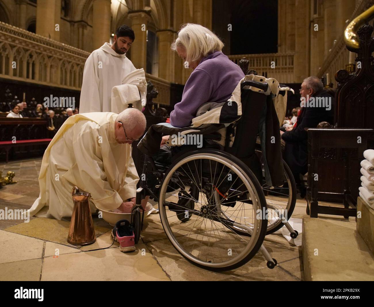 L'archevêque de Canterbury Justin Welby exécute la cérémonie de lavage des pieds pendant l'Eucharistie du Sung, la liturgie de Maundy service du jeudi à la cathédrale de Canterbury, dans le Kent. Date de la photo: Jeudi 6 avril 2023. Banque D'Images