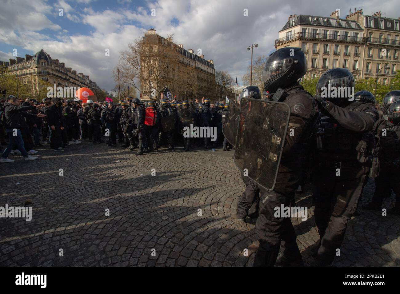 La police française s'est violemment heurt aux manifestants le 11th jour des grèves des retraites françaises. Banque D'Images