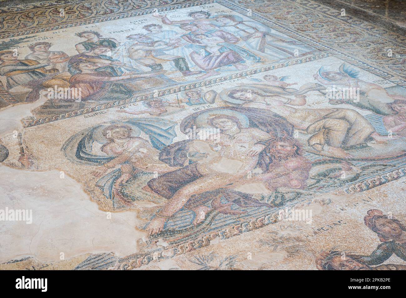 Paphos, district de Paphos, Chypre - 23 mars , 2023 - sols décorés de mosaïques avec la mythologie grecque ancienne de Nea Paphos Banque D'Images