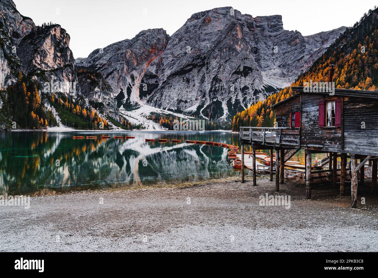 boathouse, Pragser Wildsee, Tyrol du Sud, Italie, automne, Dolomites Banque D'Images