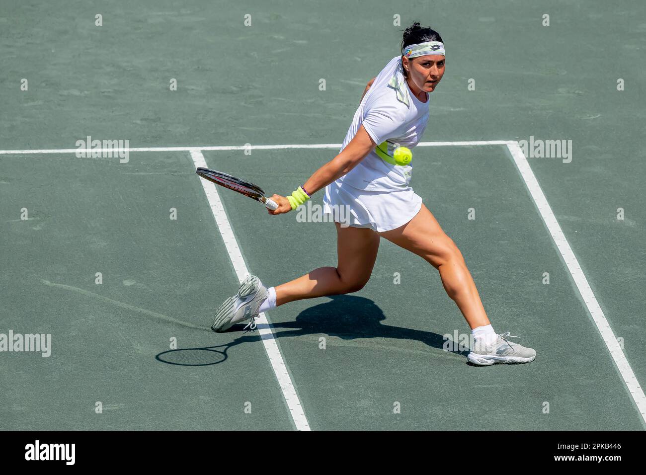 Charleston, Caroline du Sud, États-Unis. 6th avril 2023. (2) ONS JABEUR TUN joue contre(WC) CAROLINE DOLEHIDE USA à la série WTA pour le Credit One Charleston Open à Charleston, SC, USA. (Credit image: © Walter G. Arce Sr./ZUMA Press Wire) USAGE ÉDITORIAL SEULEMENT! Non destiné À un usage commercial ! Banque D'Images