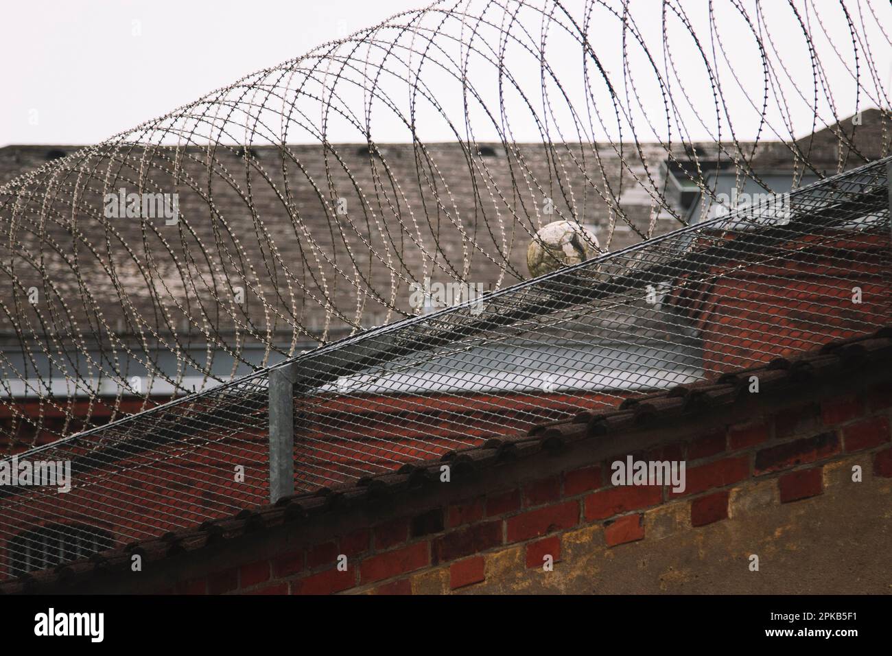 Mur de prison avec football à Flensburg Banque D'Images