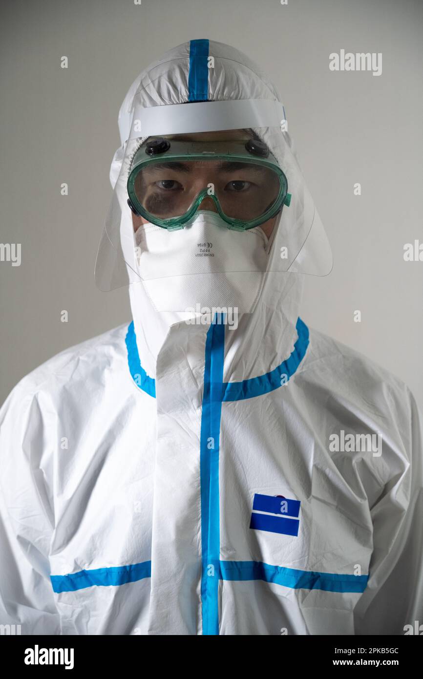 Homme en costume de protection pendant la pandémie de Covid-19. Banque D'Images