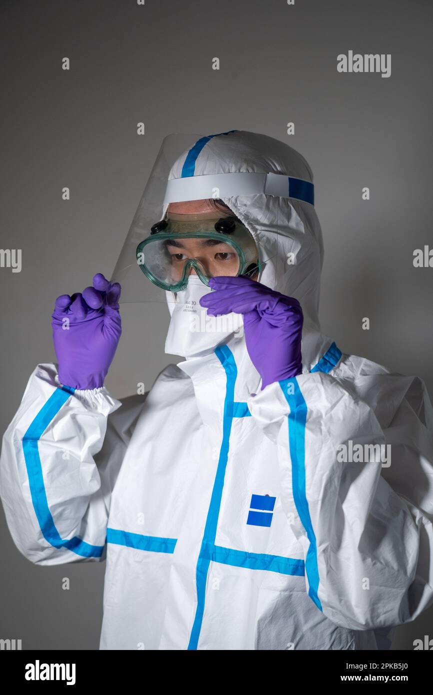 Homme en costume de protection pendant la pandémie de Covid-19. Banque D'Images