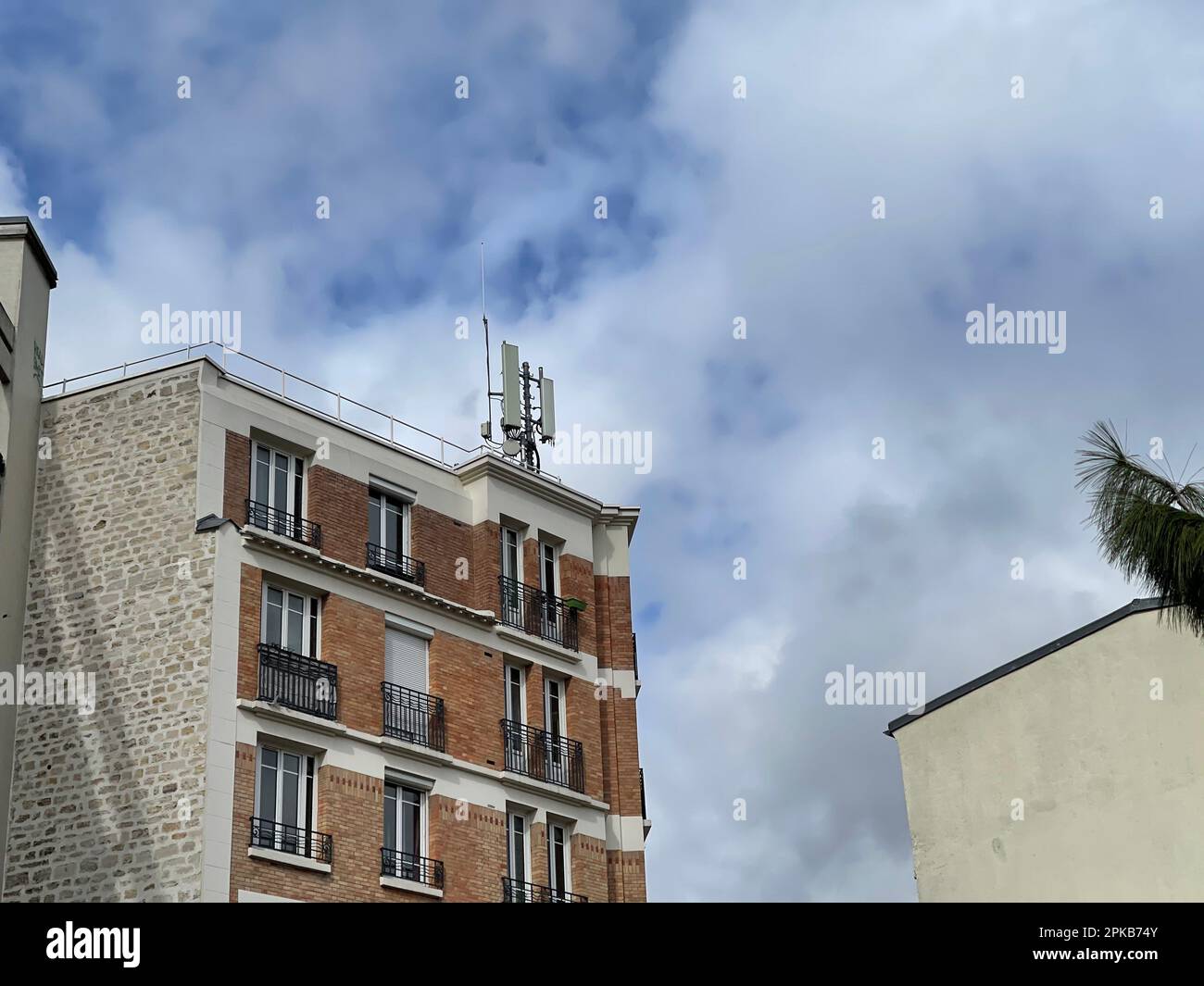 Vue depuis le bas d'un bâtiment en ville. Banque D'Images