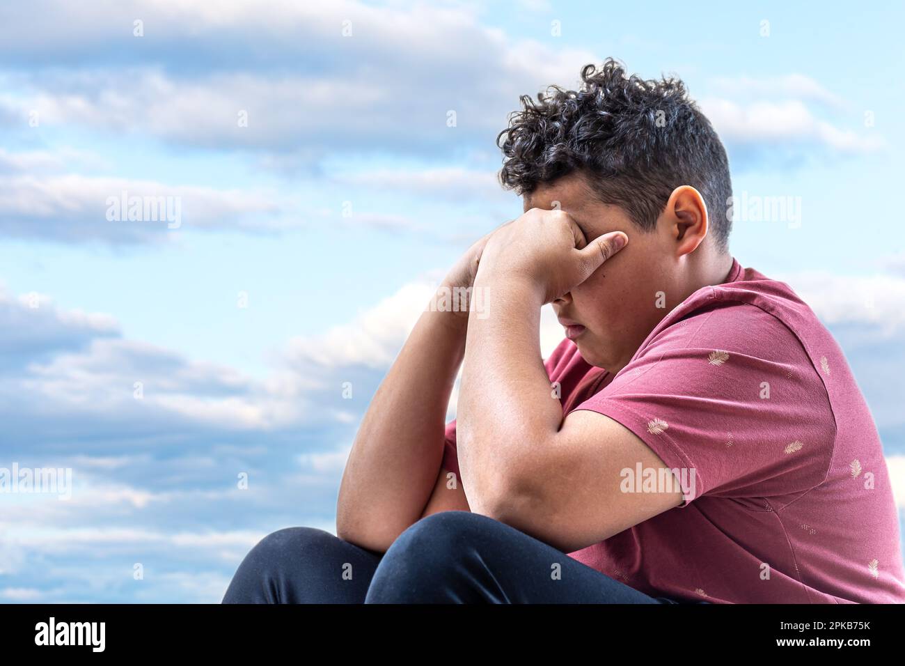 Adolescent dans le profil montrant des signes de fatigue. Banque D'Images