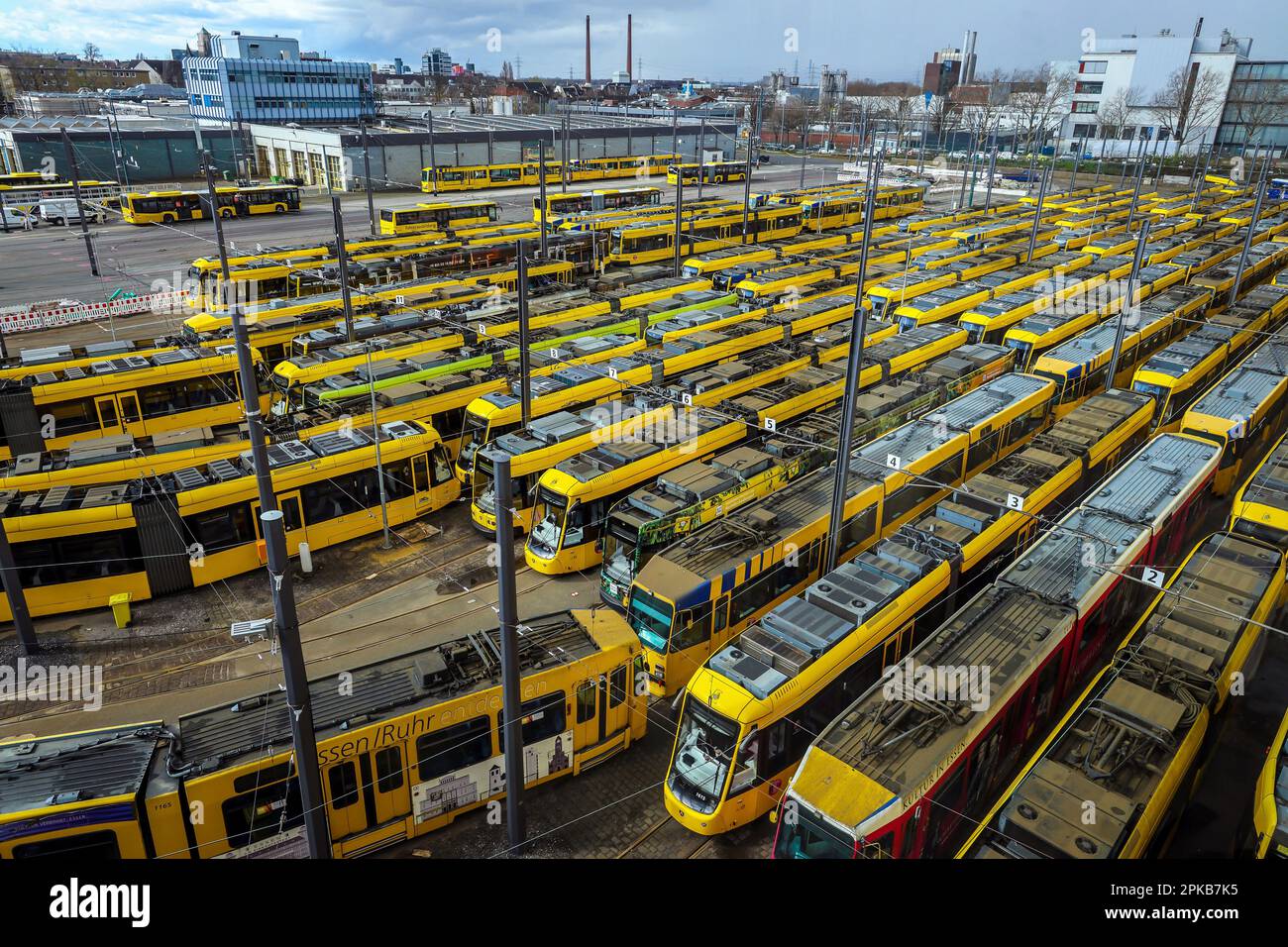 Essen, Rhénanie-du-Nord-Westphalie, Allemagne - des tramways se trouvent dans le dépôt de la grève d'avertissement de Ruhrbahn, Verdi et EVG. Banque D'Images