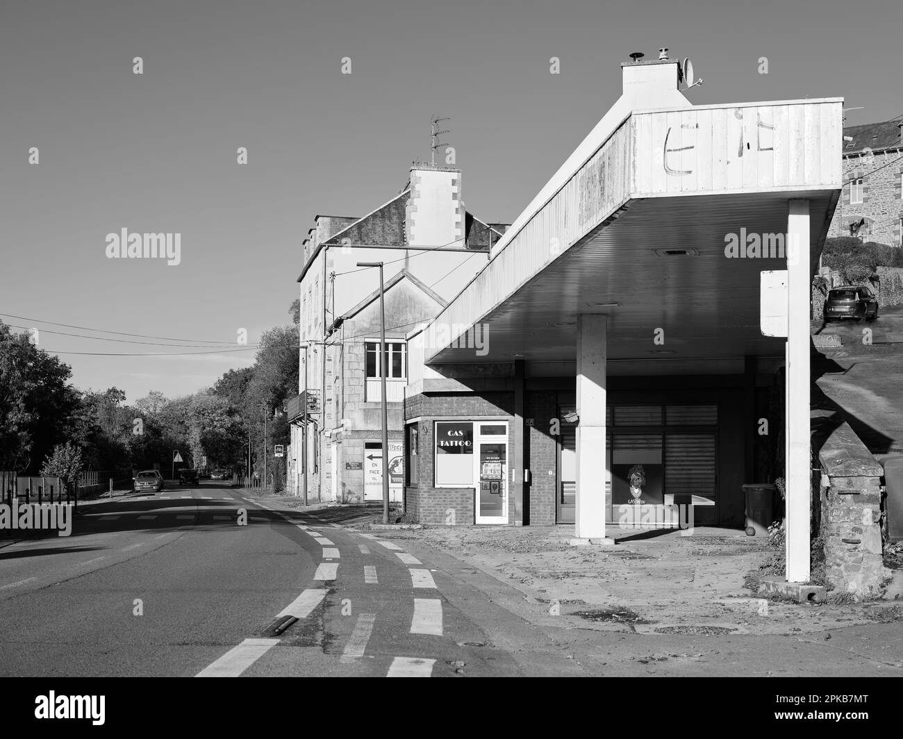 Une station-service désaffectée de Lanvallay, qui abrite aujourd'hui un studio de tatouage - département de Côte-d'Armor, Bretagne, France Banque D'Images