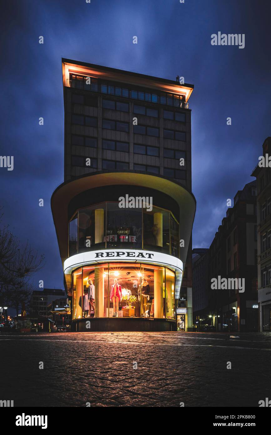 Allemagne, Hesse, Francfort-sur-le-Mail, bâtiment commercial dans la soirée, magasin de mode, illuminé Banque D'Images