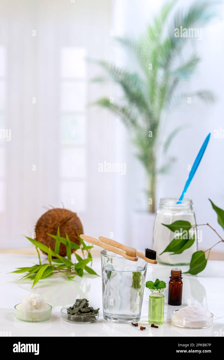 Dentifrice fait maison à base de bicarbonate de soude, d'huile de noix de  coco, d'argile verte et d'huile essentielle de menthe Photo Stock - Alamy