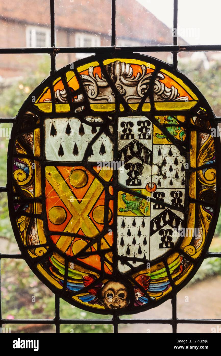 Angleterre, Kent, Edenbridge, Chiddingstone, Château de Chiddingstone, Fenêtre en vitrail Banque D'Images
