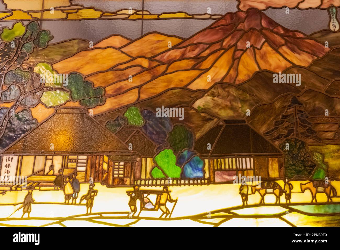 Japon, Honshu, Préfecture de Nagano, Karuizawa, Hôtel historique de Mampei, Fenêtre en vitraux du hall représentant une scène historique avec des voyageurs et des montagnes Banque D'Images