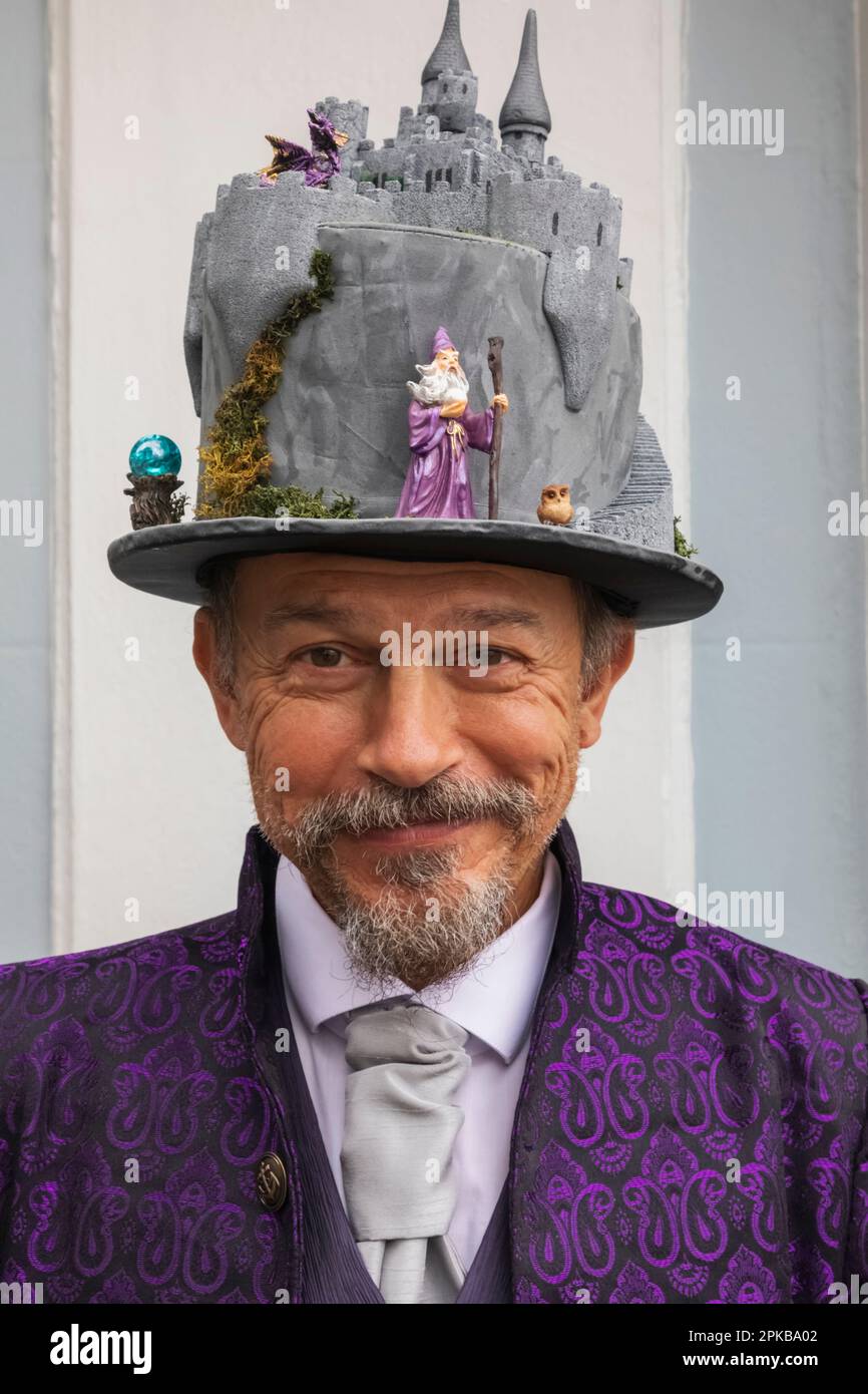 Angleterre, Dorset, Bridport, le Festival annuel de chapeau de Bridport, les chapeaux colorés Banque D'Images